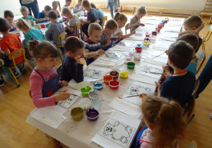 Dzieci malują farbami na szkle