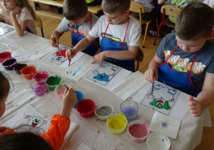 Dzieci malują farbami na szkle