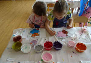 Dziewczynki malują misia na szkle