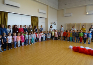 Pracownicy przedszkola i dzieci śpiewają hymn