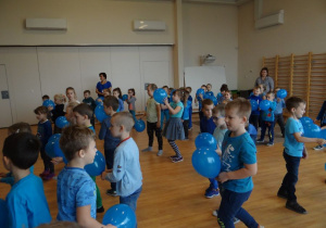 Dzieci trzymają balony