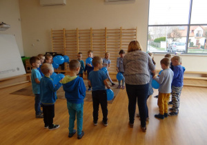 Dzieci tańczą przy piosence o prawach dziecka