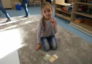 Dziewczynka ogląda walutę UE-euro