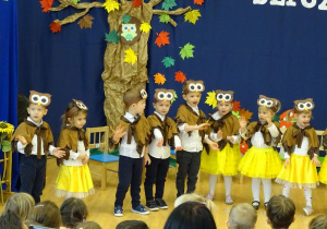 Dzieci śpiewaja piosenkę