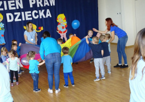 Dzieci podrzucaja baloniki za pomocą chusty animacyjnej