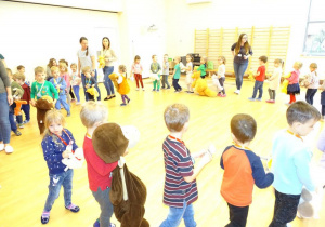 Dzieci tanczą w kole ze swoimi misiami