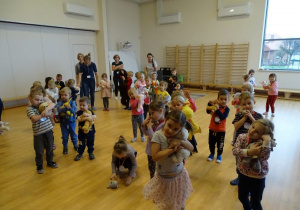 Przedszkolaki w tańcu przytulają misie