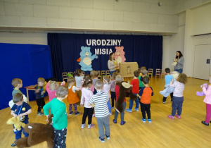 Dzieci tańczą z misiami do piosenki po angielsku