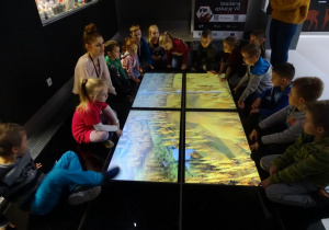 Dzieci oglądają plany związane z odkrywką Bełchatów