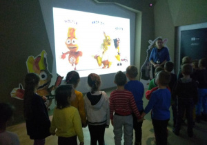 Dzieci poznają bohaterów wystawy