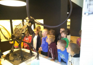 Dzieci oglądają atrapę mamuta