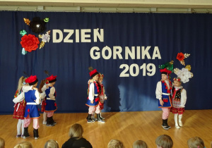 Dzieci w strojach krakowskich tańczą krakowiaka