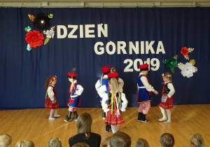 Dzieci tańcza Krakowiaka