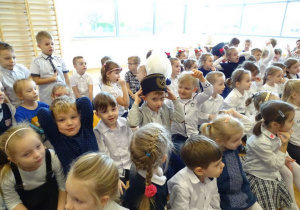 Dzieci przymierzają czapkę górnika