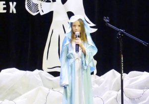 Lenka śpiewa kolędę "Lulajże Jezuniu".