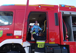 dziewczynka czteroletnia w wozie strażackim