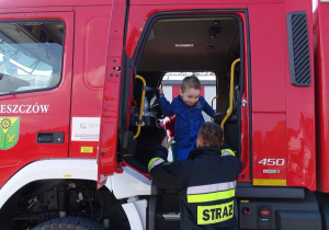 sześciolatek w wozie strażackim