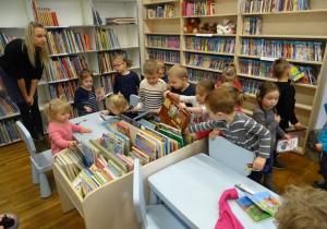 dzieci zapoznają się z biblioteką