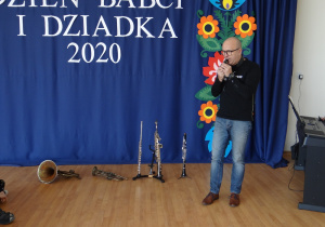 Pan Wojtek naśladuje dźwięki sowy za pomocą ustnika do klarnetu.