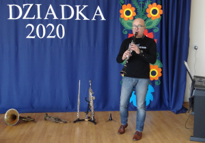 Pan Wojtek gra na klarnecie.