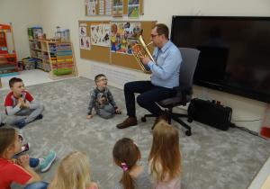 Pan Artur prezentuje nam dźwięk instrumentu o nazwie sakshorn altowy.