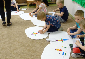 Dzieci układają pajacyka z figur geometrycznych