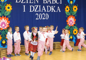 dzieci tańczą