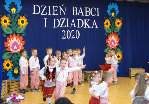 dzieci tańczą