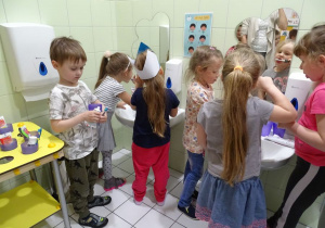 Dzieci myją zęby