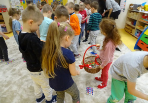 Dzieci zbierają do koszyka ilustracje zdrowych produktów