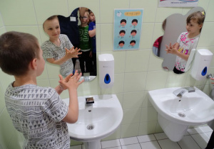 Dzieci myją ręce zgodnie z instrukcją