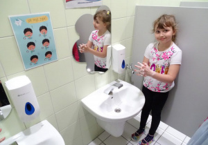 Dziewczynka pokazuje jak należy myć rączki