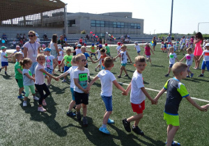 Dzieci rozgrzewają się przed biegami.