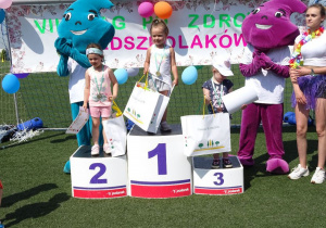 Zwyciężczynie z grup 3-latków stoją na podium.
