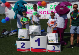 Zwycięcy z grup 4-latków stoją na podium. 3. miejsce dla Kacpra z Biedronek.