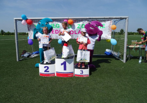 Zwyciężczynie z grup 5-latków stoją na podium. 1. miejsce dla Sandy z Krasnali. 3. miejsce dla Izy z Żabek