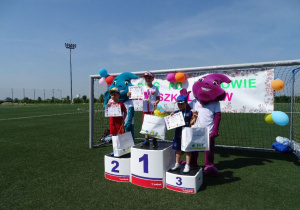 Zwycięzcy z grup 5-latków stoją na podium. 1. miejsce Szymon z Krasnali