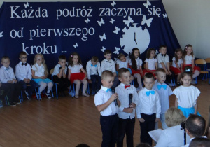 Daruś, Oskar, Julek, Mariuszek i Lena recytują wiersze.