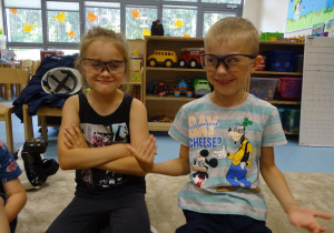 Iza i Mariuszek w okularach ochronnych.