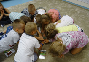 Dzieci dotykają przekroju rury.