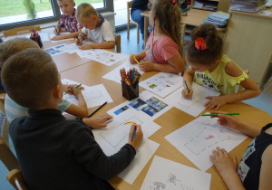 Dzieci projektują grafiki, które chciałyby umieścić na kominach elektrowni.