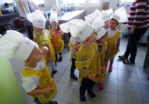 Dzieci zaniosły słoiki do kuchni
