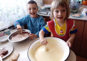 Szymuś i Hania mieszają składniki na ciasto.