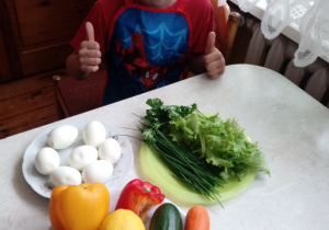 Szymon pokazuje przygotowane warzywa.