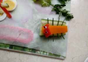 Robaczek Szymka z ogórka, marchewki, szczypiorku oraz papryki.