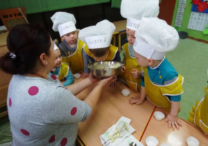 Dzieci wąchają ciasto