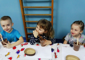 Dzieci mieszają czekoladę 2