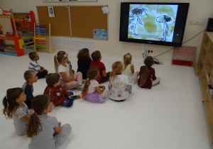 Dzieci oglądają filmik o Vashti.