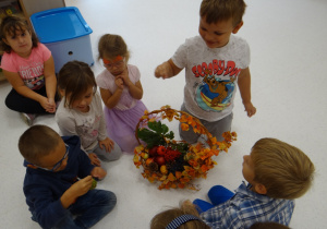 Dzieci oglądają koszyk pani Jesieni