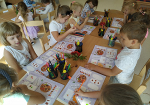Dzieci rysują dary jesieni.